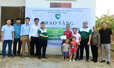 Đại diện Vietcombank Bắc Giang trao kinh phí hỗ trợ làm nhà cho gia đình anh Từ Văn Hải, thôn Bến Huyện, xã Nam Dương.