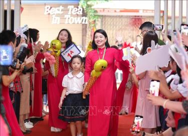 Giáo viên trường Tiểu học Thăng Long (quận Hoàn Kiếm, Hà Nội) đón học sinh vào lớp 1 năm học 2023 - 2024. Ảnh tư liệu: Thanh Tùng/TTXVN