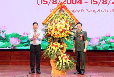 Bí thư Tỉnh ủy Nguyễn Văn Gấu tặng hoa chúc mừng Viettel Bắc Giang