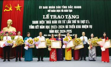 Thừa ủy quyền của Chủ tịch nước, các đồng chí: Lâm Thị Hương Thành, Mai Sơn trao danh hiệu 