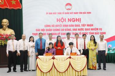 Ký kết biên bản bàn giao, tiếp nhận các đơn vị giữa Sở Nội vụ và Ủy ban MTTQ tỉnh.