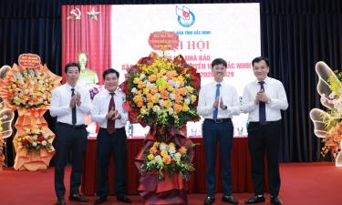 Lãnh đạo Hội Nhà báo tỉnh tặng hoa chúc mừng Đại hội.