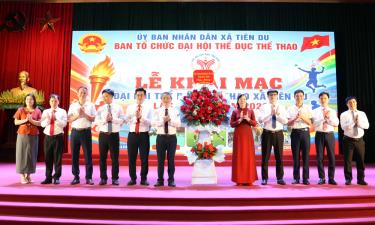 
Đồng chí Nguyễn Thị Hà tặng hoa chúc mừng Đại hội Thể dục Thể thao xã Tiên Du lần thứ I.