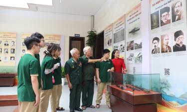 Ông Vũ Văn Kim (thứ tư từ phải sang), Chủ tịch Hội Chiến sĩ cách mạng bị bắt tù đày tỉnh Bắc Ninh chia sẻ về những năm tháng  bị tù đày ở Côn Đảo.