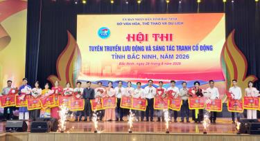 Ban tổ chức trao cờ lưu niệm cho các đội tham gia hội thi “Tuyên truyền lưu động và sáng tác tranh cổ động” tỉnh Bắc Ninh.