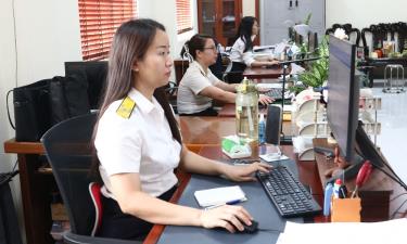 Cán bộ Thuế cơ sở 2 thực hiện công tác rà soát, xử lý thông tin các trường hợp được miễn, giảm thuế theo quy định.