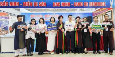 Đại diện lãnh đạo Sở Văn hóa, Thể thao và Du lịch tỉnh Bắc Ninh và các đơn vị tham gia giới thiệu, quảng bá du lịch tại Hội chợ Du lịch quốc tế Thành phố Hồ Chí Minh.