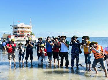 Các phóng viên tác nghiệp tại đảo Thuyền Chài B trên quần đảo Trường Sa.