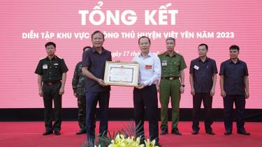 Đồng chí Mai Sơn trao Bằng khen của Chủ tịch UBND tỉnh cho các tập thể xuất sắc.