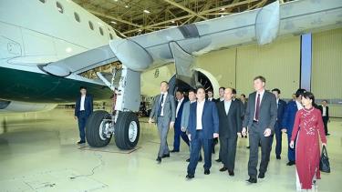 Chủ tịch kiêm Tổng Giám đốc Tập đoàn Embraer Francisco Gomes Neto tháp tùng Thủ tướng Phạm Minh Chính và đoàn đại biểu cấp cao thăm khu trưng bày các dòng máy bay và cơ sở hạ tầng sản xuất hiện đại của Embraer