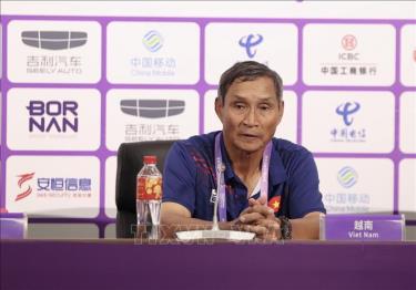 HLV Mai Đức Chung trong cuộc họp báo sau trận Việt Nam - Nhật Bản. Ảnh: Hoàng Linh/TTXVN