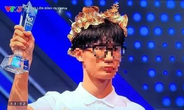 Học sinh Vinh trong lần đoạt giải cuộc thi đường lên đỉnh Olympia (Ảnh chụp qua màn hình).