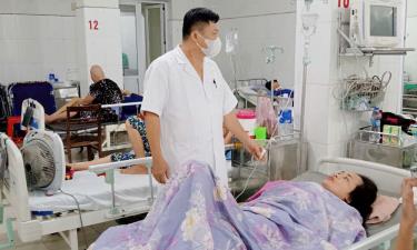 Bác sĩ TTYT huyện Sơn Động thăm khám cho bệnh nhân đang điều trị tại đơn vị.