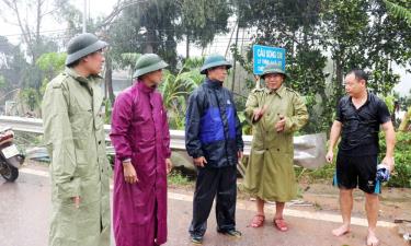 Lãnh đạo huyện Sơn Động kiểm tra, chỉ đạo việc di dời người dân thôn Linh Phú, xã Tuấn Đạo đến nơi an toàn.