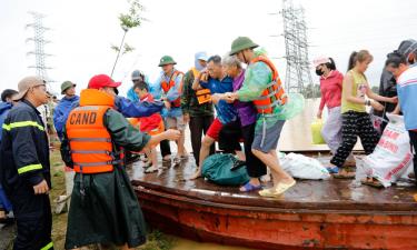 Lực lượng chức năng đưa người dân từ thôn Đa Hội, xã Hợp Thịnh về nơi an toàn.