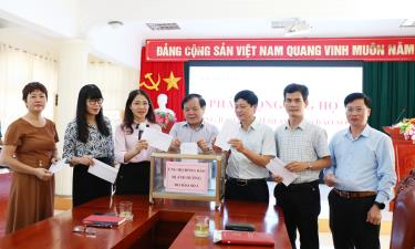 Cán bộ, phóng viên, biên tập viên Báo Bắc Giang ủng hộ đồng bào bị ảnh hưởng do bão số 3.