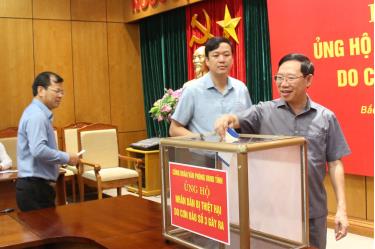 Các đồng chí lãnh đạo tỉnh ủng hộ nhân dân bị thiệt hại do bão số 3.