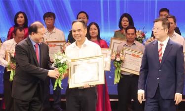 Trao tặng thưởng các tập thể có thành tích tuyên truyền về công tác lý luận, phê bình văn học nghệ thuật tại buổi lễ.