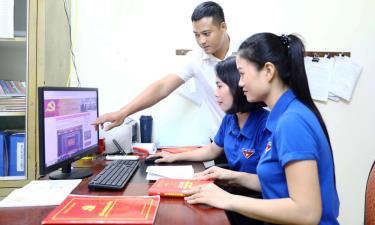 Đoàn viên thanh niên xã Đông Lỗ chủ động tìm kiếm tài liệu trên cổng thông tin điện tử của Tỉnh ủy Bắc Giang.