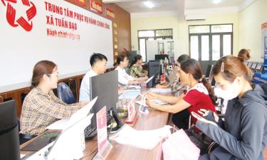 Cán bộ Trung tâm Phục vụ hành chính công xã Tuấn Đạo tiếp nhận, giải quyết thủ tục hành chính cho công dân.