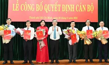 Đồng chí Nguyễn Phước Lộc trao các quyết định cán bộ đến Ban Biên tập Báo Sài Gòn Giải Phóng.