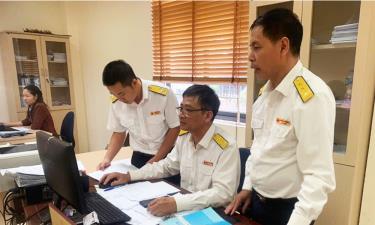Cán bộ ngành Thuế rà soát các khoản thu để đôn đốc các tổ chức, cá nhân.