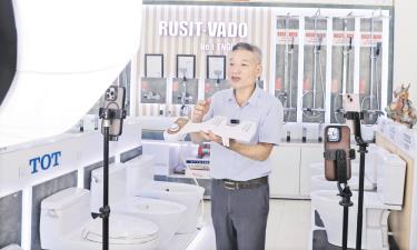 Ông Trần Quốc Khánh livestream bán hàng trên kênh TikTok.