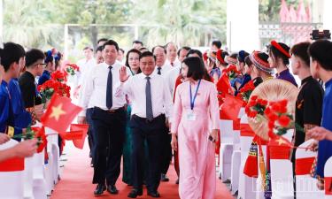 
Đồng chí Trần Cẩm Tú, Thường trực Ban Bí thư và các đồng chí Thường trực Tỉnh ủy Bắc Ninh dự lễ khai giảng. Ảnh: Quốc Trường