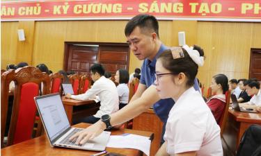 Cán bộ Sở Tài chính hướng dẫn học viên thực hành trực tiếp trên máy tính các nghiệp vụ chuyên môn.