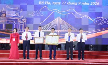 Phó Bí thư Tỉnh ủy, Chủ tịch HĐND tỉnh Nguyễn Việt Oanh cùng các lãnh đạo tỉnh tặng hoa và trao tặng quyết định thành lập phường cho lãnh đạo xã Bố Hạ