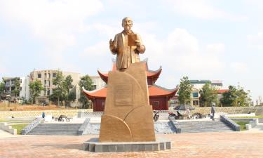 Tượng đài Chủ tịch Hồ Chí Minh tại khu vực trung tâm dự án.