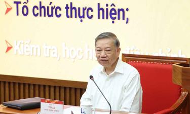 Tổng Bí thư, Chủ tịch nước Tô Lâm trao đổi và truyền đạt Chuyên đề.