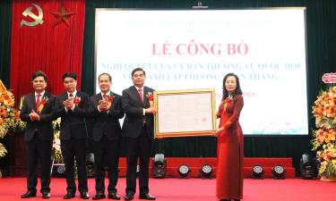 Đồng chí Nguyễn Thị Hương trao Nghị quyết của Ủy ban Thường vụ Quốc hội về việc thành lập phường Nhân Thắng.