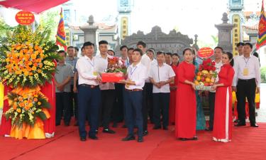 Đoàn đại biểu Đảng ủy, HĐND, UBND, Ủy ban MTTQ phường Việt Yên dâng lễ tưởng niệm Hán Quận công Thân Công Tài.