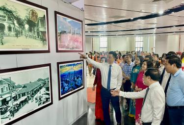 Đại biểu tham quan khu vực trưng bày các tác phẩm ảnh tại Triển lãm.