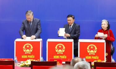 Tổng Bí thư Tô Lâm và đồng chí Trần Cẩm Tú, Ủy viên Bộ Chính trị, Thường trực Ban Bí thư bỏ phiếu bầu cử tại Khu vực bỏ phiếu số 02 phường Ba Đình, thành phố Hà Nội.