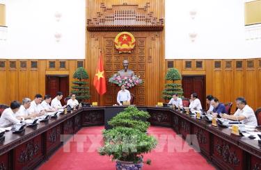 Thủ tướng Phạm Minh Chính chủ trì cuộc họp về cung ứng thuốc, vật tư y tế và giải pháp bảo đảm nguồn nhân lực cho ngành y tế. Ảnh: Dương Giang - TTXVN