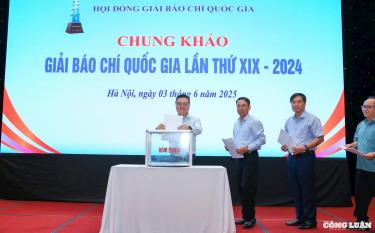 Ông Lê Quốc Minh, Chủ tịch Hội đồng Giải Báo chí Quốc gia cùng các thành viên bỏ phiếu lựa chọn các tác phẩm trao Giải Báo chí Quốc gia lần thứ XIX - năm 2024.