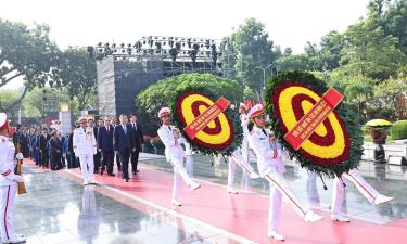 Đoàn lãnh đạo, nguyên lãnh đạo Đảng, Nhà nước đặt vòng hoa tại Đài tưởng niệm các Anh hùng liệt sĩ trên đường Bắc Sơn (Ba Đình, Hà Nội).